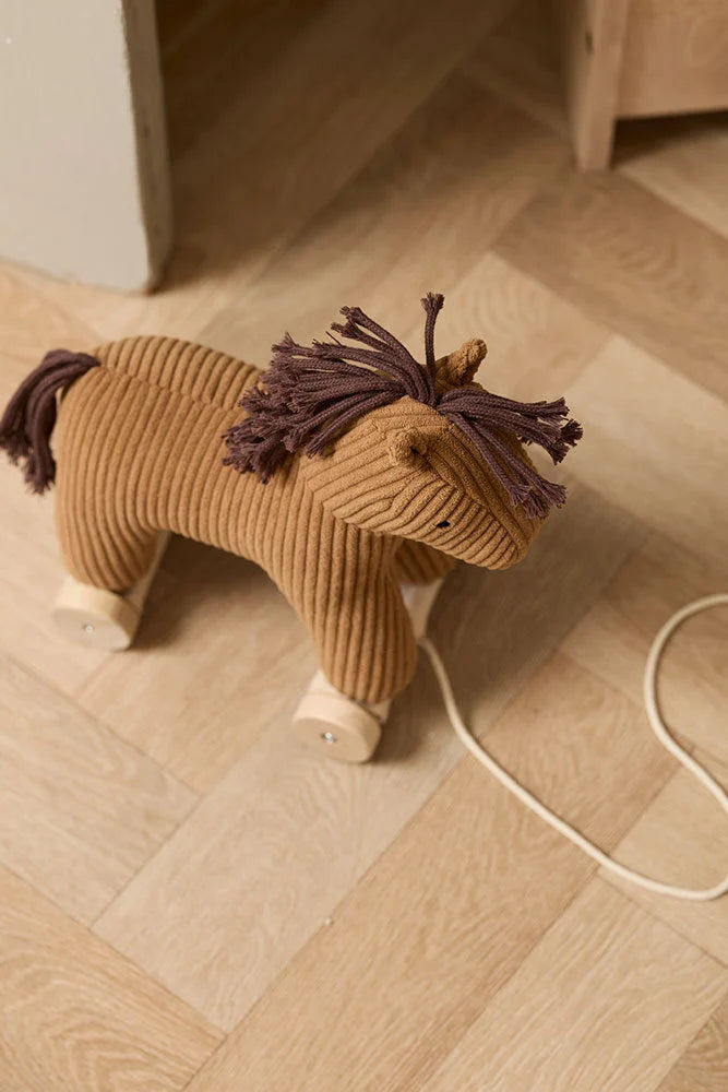 Horse Vera pull along