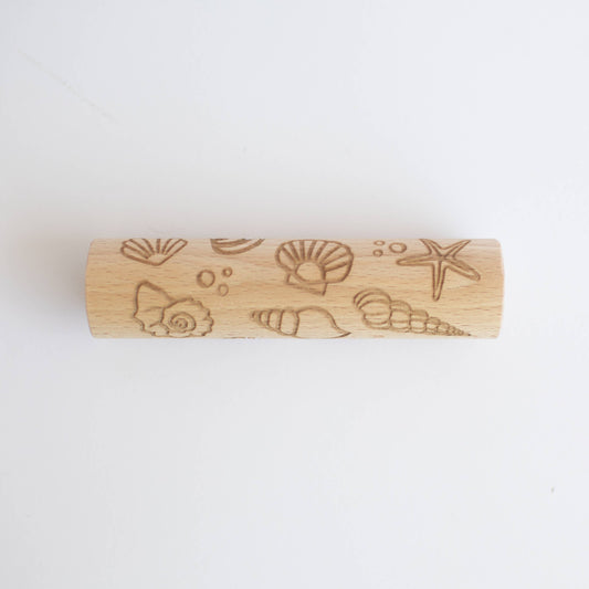 Rullo di legno con motivi a conchiglie