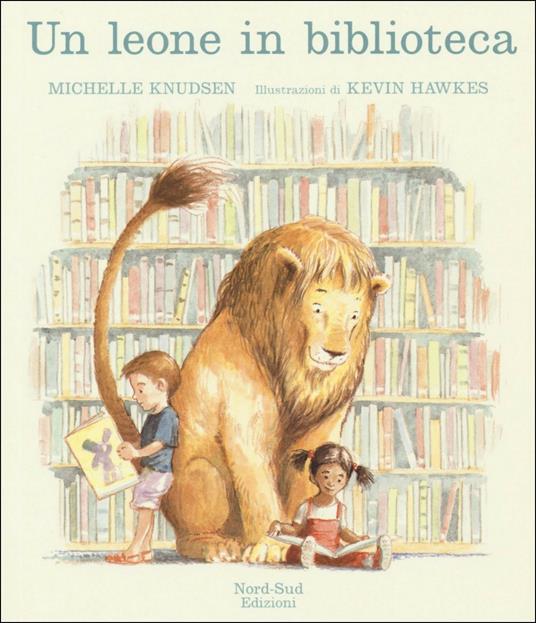 Un leone in biblioteca.