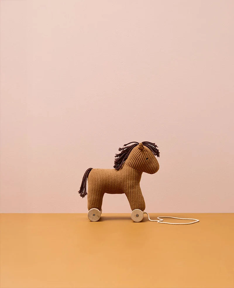 Horse Vera pull along