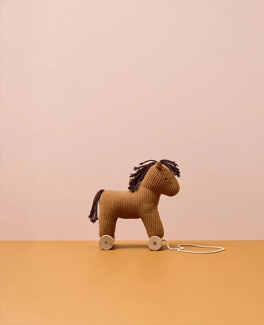 Horse Vera pull along